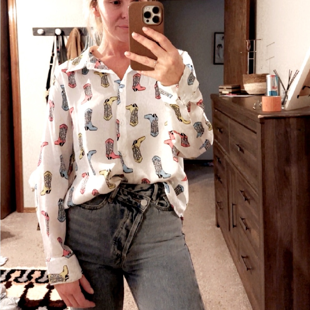 Neon boot button up.